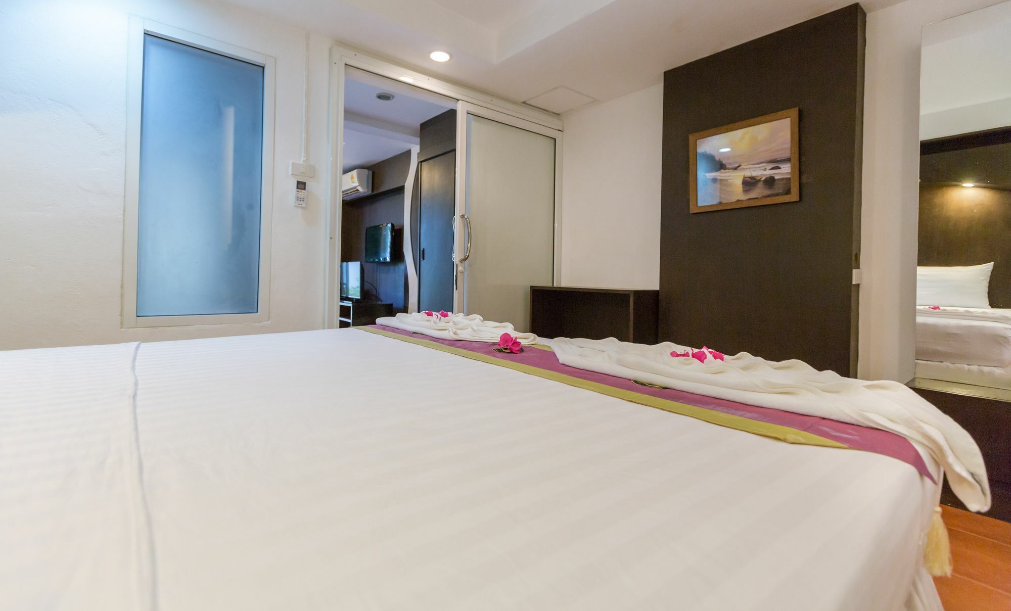 Porterhouse Beach Hotel Patong Exterior photo