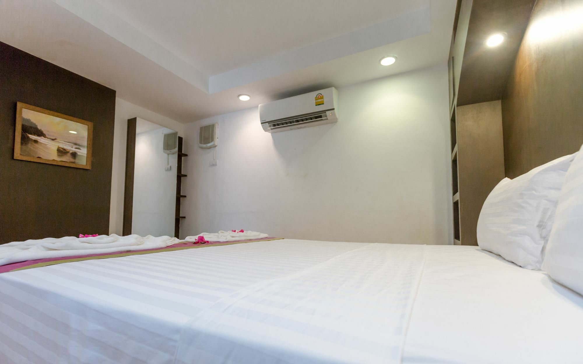 Porterhouse Beach Hotel Patong Exterior photo