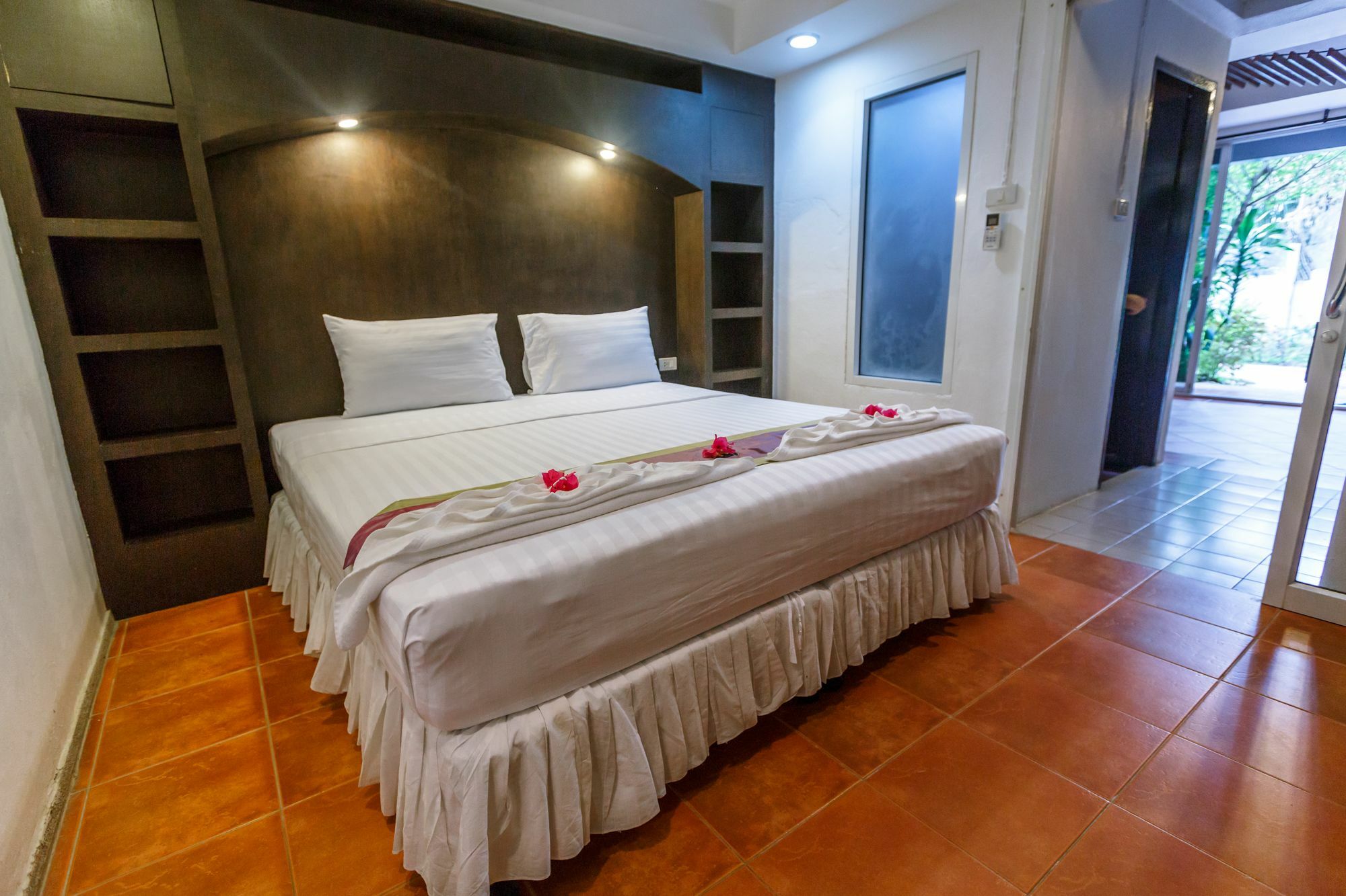 Porterhouse Beach Hotel Patong Exterior photo